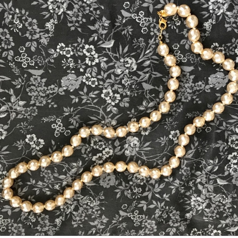 JOAN RIVERS FACETED IRIDESCENT IVORY “FAUX PEARLS” GLASS BEAD NECKLACE - Picture 9 of 10